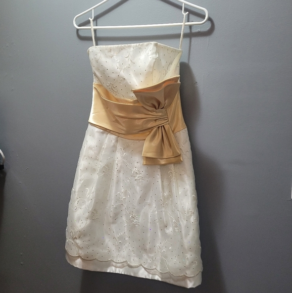 Gunne Sax Jessica McClintock White and Gold Strapless Formal Dress - Picture 3 of 9
